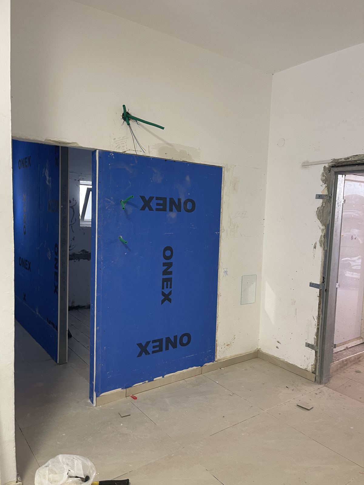 לוחות בזמן בניית קירות פנים