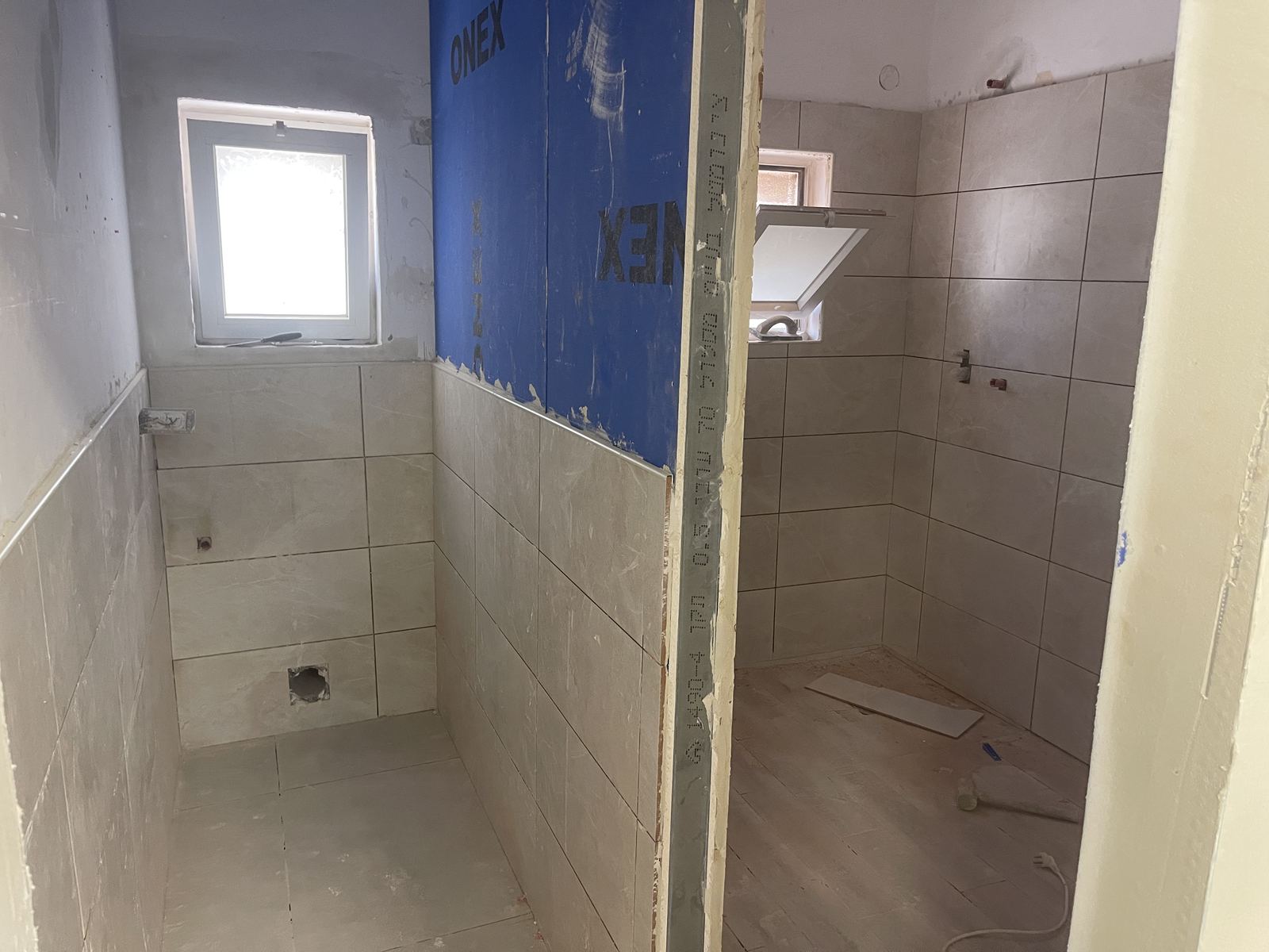 חדר רחצה בזמן שיפוץ, חיפוי קירות