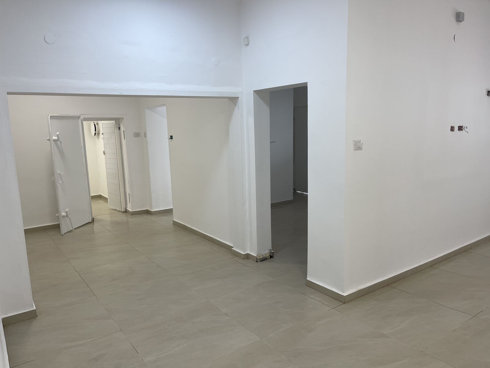 חדר מגורים אחרי שיפוץ